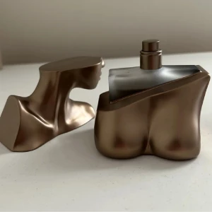 Billie eillish parfym - Säljer min parfym. Sprutat 5 gånger endast så gott som ny! Kan tänka mlg gå ner i pris vid snabb affär 