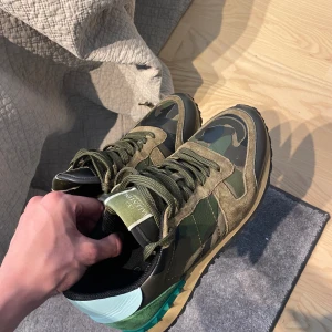 Valentino Rockrunners - Säljer dessa riktigt fräscha rockrunners i bra skick(Dustbags följer även med). Dom kostar nypris ungefär 8000 kr. Skriv om ni har några funderingar/NCK PRISET GÅR ATT PRUTA NER.