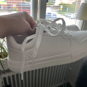 Vita sneakers - Helt nya vita sneakers av märket Pier One, använda en gång. Stl 38