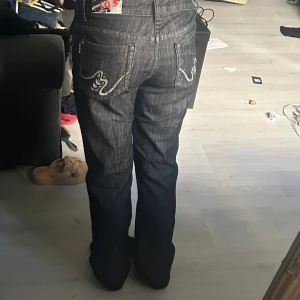 mörkgrå jeans  - mörkgrå jeans med cool tvätt. passar upp till 173cm 