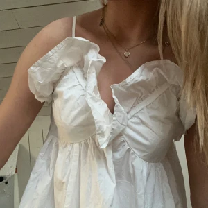 Vit klänning - Vit lång klänning. Endast använd en gång. Inge defekt