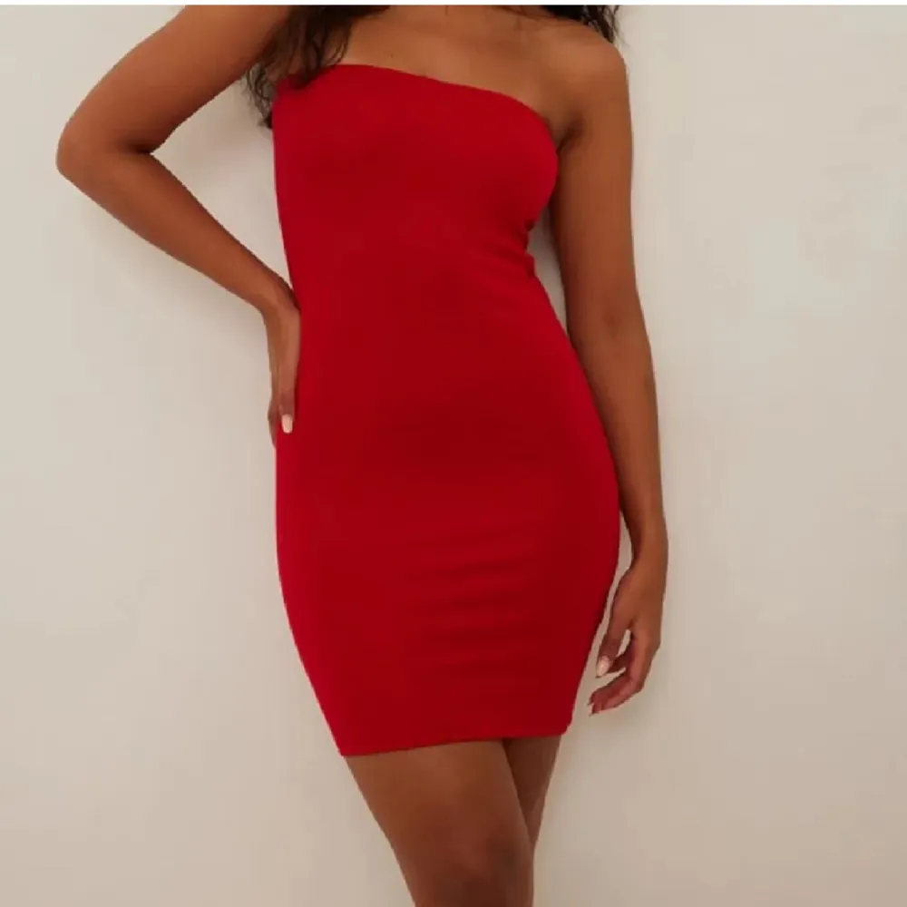 En röd bandeau klänning som är väldigt snygg och elegant på! Väldigt snygg inför sommaren🥰 . Klänningar.