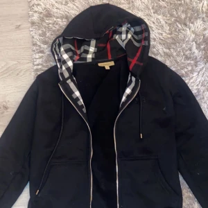 burberry tröja - Burberry hoodie i toppskick. Inga skador eller problem med den. Använt den endast för test. Pris 1100kr Storlek S Varan är redo att hämtas eller fraktas 