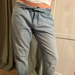 Jeans - Midwaist, ljusblåa, raka jeans.