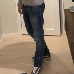 Nudie jeans grim Tim  - Köpte fel storlek, 10/10 skick riktigt snygga och bra att ha t sommaren!