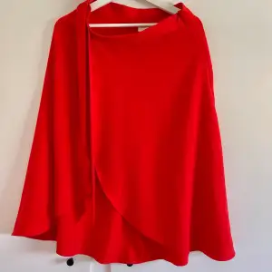 Fin röd lång kjol med så fint svall🥰 Dragkedja i midjan