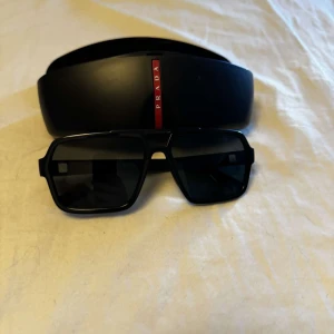 Prada Solglasögon  - Säljer mina iprincip oanvända Prada solglasögon som köptes i Pradas egna butik. (Kvitto finnns)  nypriset låg på 2700kr 