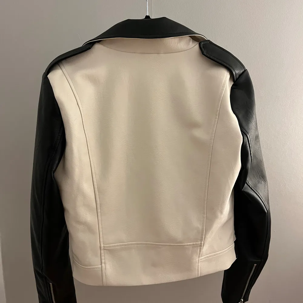 Cool jacka i nyskick med prislappen kvar. Säljer pga att den inte kommer till användning. Materialet består till 85% av polyester. . Takit.