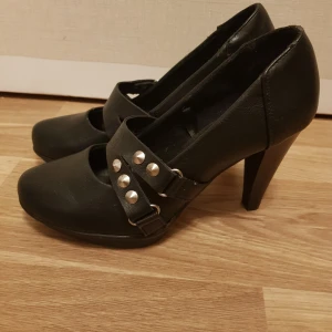 Högklackar med nitar strl 37 från vox - Högklackar med nitar strl 37 från vox Lite skav här å där se bilder Inget smäne å stänga utan de är resår