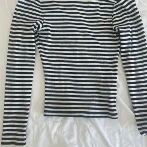 Säljer denna super snygga tröja från Gina Tricot. Knappt använd☺️🩷 Frakt förekommer!! 