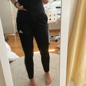 Adidas träningsbyxor  - Adidas träningsbyxor i använt skick men finns inga hål eller slitage 