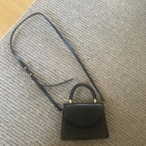 Liten väska - Från Mango. Bra skick, några små defekter som visas på de 2 sista bilderna, inget som märks.