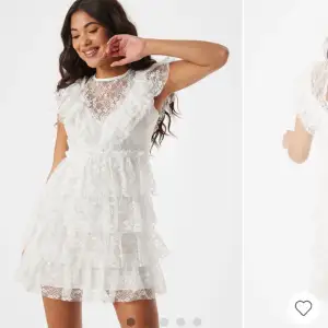 Söker denna klänning ifrån bubbleroom i strl xs💓