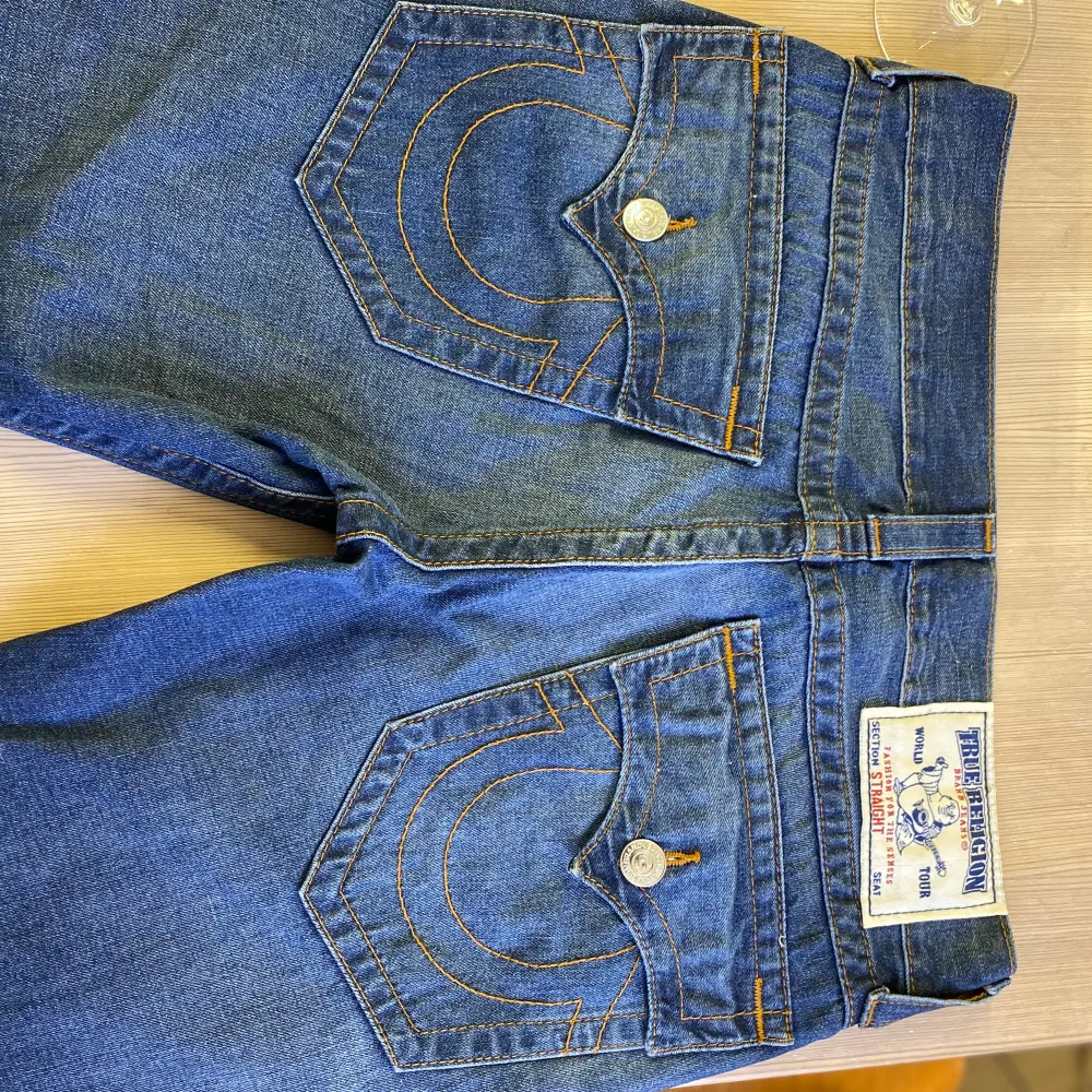 Ey par riktigt snygga true religion jeans i storlek 31 i midja och de är i gott skick, och pris kan diskuteras. Jeans & Byxor.