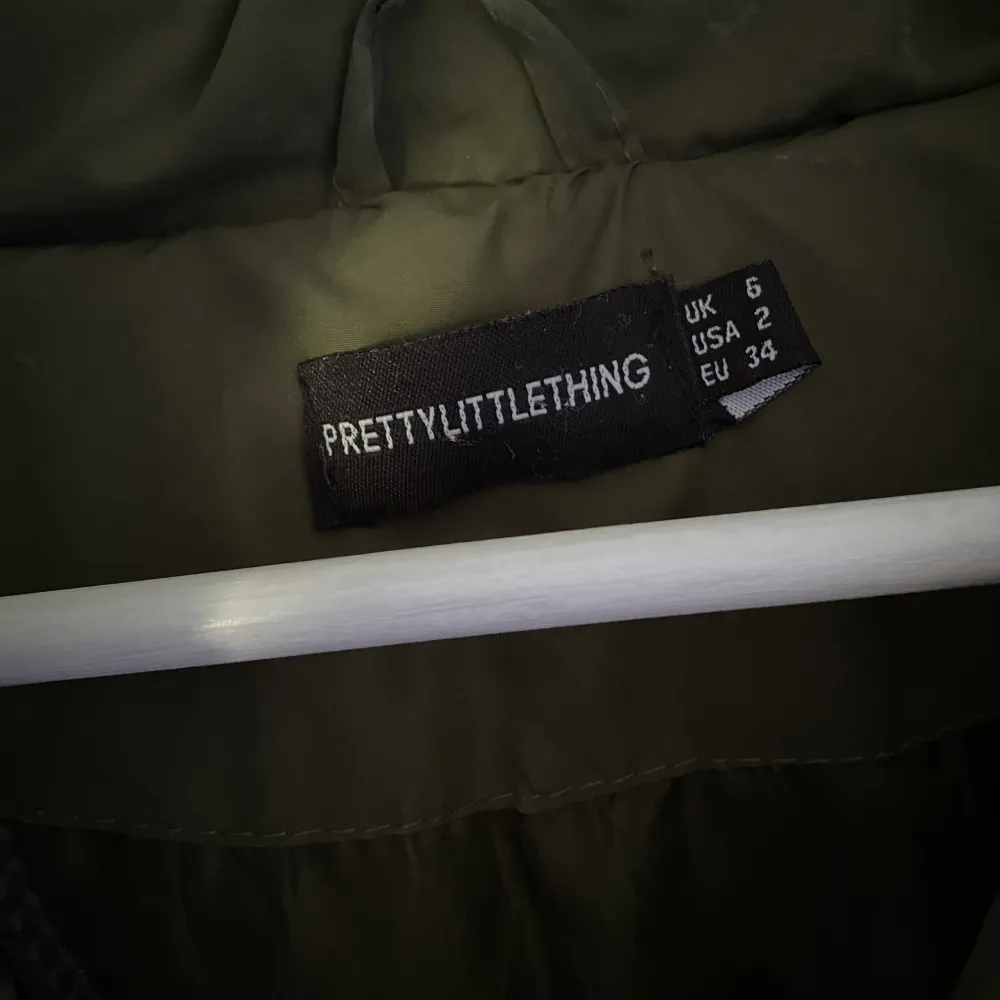 Säljer denna militärgröna pufferjacka från prettylittlething då den inte är min stil längre, jättefint skick! 🤍. Jackor.