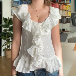 Söt volang blus  - Volang topp/blus med dragkedja i mitten, går att ha som en kofta eftersom den kan knäppas upp. Strl 38 men passar mig som har xs. Hör av er vid fler bilder eller frågor💓