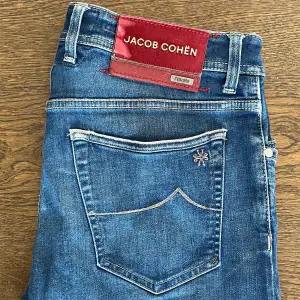 Säljer dessa Limited edition Jacob Cohën jeans i storlek 34 men passar egentligen storlek 32-33. Modellen på jeansen är BARD vilket är slimfit. Jeansen är i utmärkt skick. Skriv om du har några frågor.
