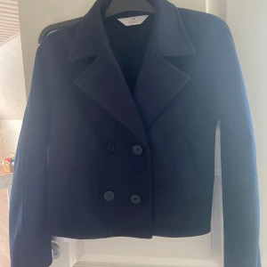 Kappa!  - Mörkblå kappa från hm, aldrig använd och köptes för 400, säljer den för 250 kr! 