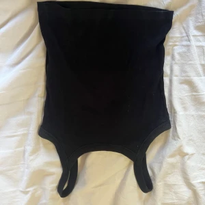 Ribbat linne - svart ribbad linne från gina tricot. använd men inga skador elelr fläckar. kortare/croppad modell. stretchig