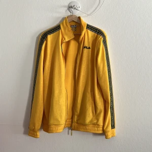 Fila X Junkyard tracksuit-set - Gul track-set från Fila X Junkyard. Sparsamt använt! 