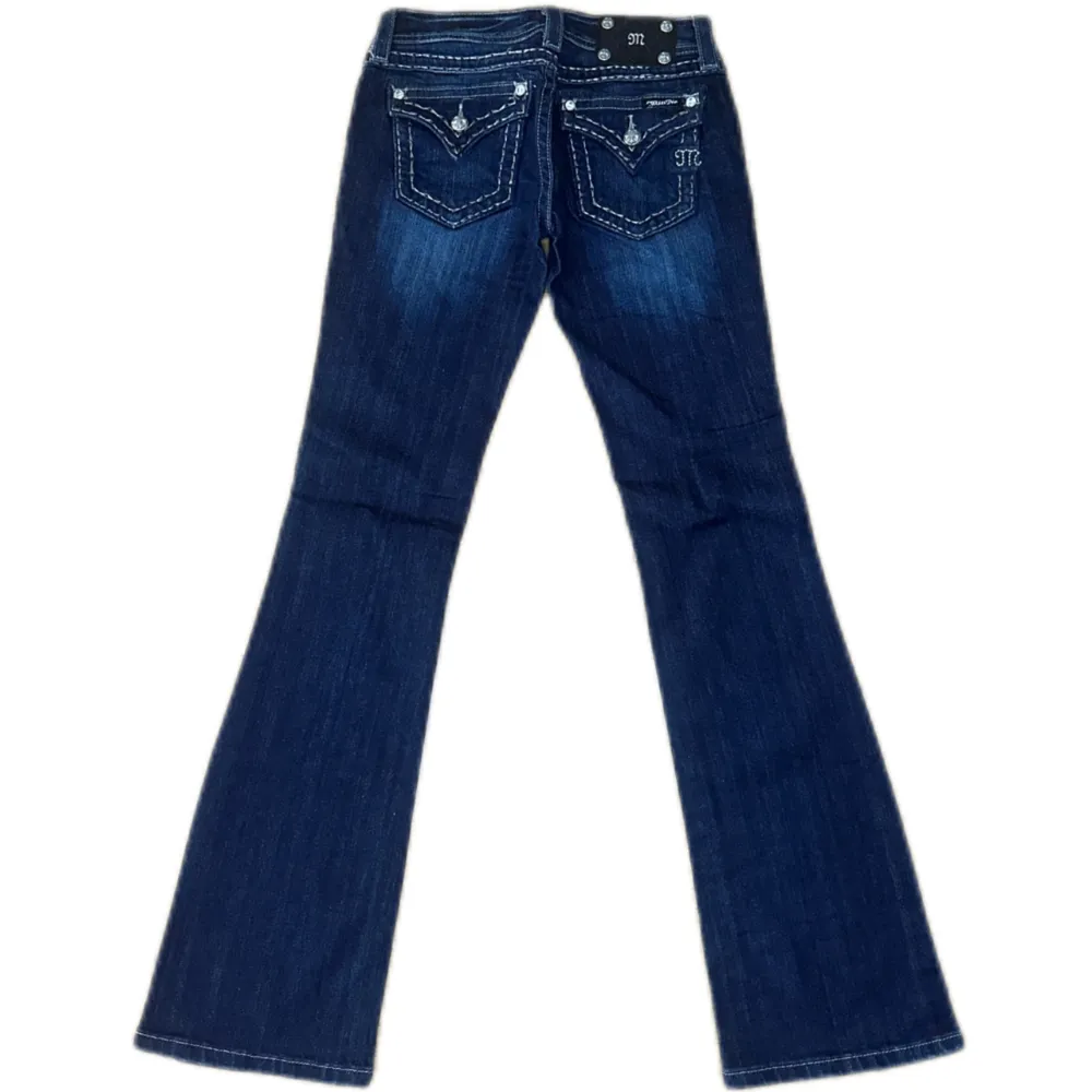 Miss Me jeans i modellen ”JS5014B67/boot” midjemåttet rakt över är 37cm. Ytterbenet 106cm och innerbenet 86cm. Jeansen är som helt nya. Kontakta vid intresse!. Jeans & Byxor.