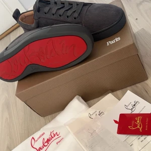 christian louboutin - Nya skor köpt här på Plick men för stora så ska säljas igen, kvitto och allt medföljer. Kan tänka mig att sänka priset vid snabb affär