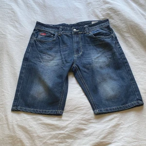 Jorts - Jätte snygga jorts från Lee cooper. Köpta på beyond retro men endast använda en gång. Jätte bra skick! Midjemått: 88cm. Waist 34