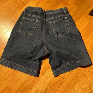 Lee Riders jeansshorts - Köpta på beyond retro i juni 2023 men jag har knappt använt dem så de är i så gott skick som ett plagg från second hand kan bli. Shortsen tvättas innan frakt men det finns katter i huset. Köparen står för frakt.