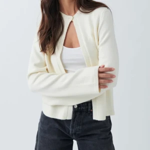 Gina Tricot kofta - One button knit kardigan från Gina Tricot. Helt oanvänd med prislapp kvar. Säljer då den inte är min stil