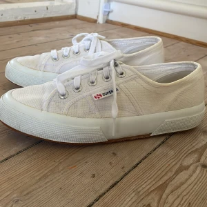 Vita sneakers/tygskor - Vita sneakers/tygskor. Så fina till sommaren! Önskar jag kunde ha dem men tyvärr fel storlek. Endast använda ett fåtal gånger och i mycket bra skick. Storlek 38🤍