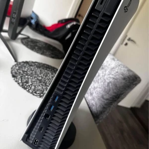 Ps5 kommer med en kontroll - Använt drygt i 5 månader kommer med box men boxen är lite sliten