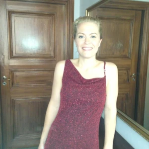 Bal / Cocktailklänning  - Vinröd lång glitter cocktailklänning!  Tyvärr har jag vuxit ur denna fantastiska klänning. Otroligt fin passform med en svart innerklänning. 