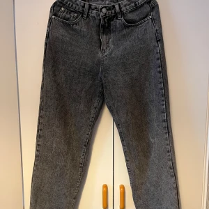 Snygga gråa vida  jeans  - Snygga gråa vida jeans (skriv för flera bilder) 