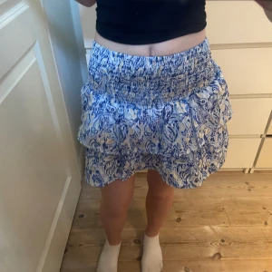 Volangkjol - Jättefin kjol ifrån Gina Young som även går att använda som en topp, sista bilden är lånad. Den är bara använd en gång och i jättefint skick. Jag är 160cm. Vid snabb affär kan jag tänka mig att gå ner i pris. Skriv gärna innan du köper💓