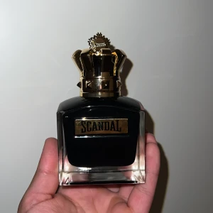 Scandal Jean Paul - 100ml flaska, endast sprayad 1 gång.   Fräsch doft för ungdomar som vill lukta gott i skolan eller ute på puben osv. Hållbarhet ungefär 8h+🔥🔥