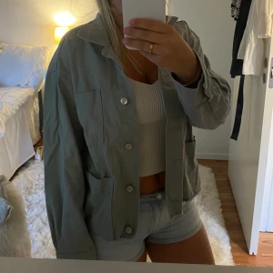 Grön jenasjacka - Säljer denna fina jenasjackan, skulle säga att den är mot det gröna hållet💗