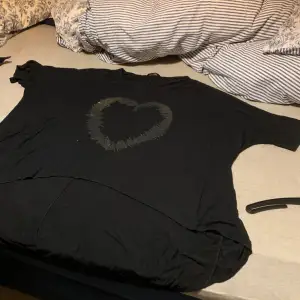 Svart T-shirt med hjärta 