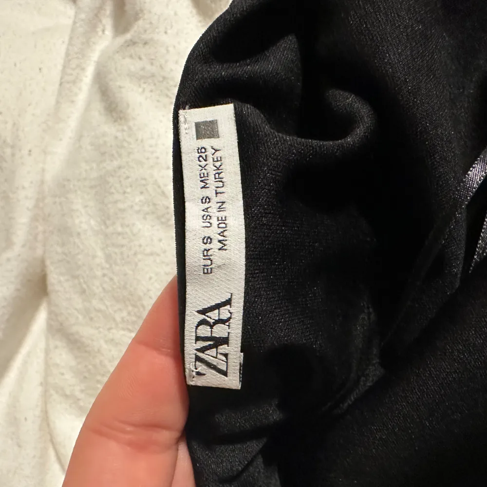 En super fin svart klänning som är köpt på Zara, aldrig använd vara testad. Säljer pga att den är för liten på mig. Stretchig och skön i materialet. Säljer för 250:-, nypris 399:-. ❤️. Klänningar.
