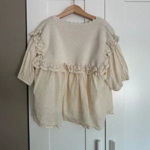 Blus - Säljer dena sjukt fina blus från zara! Den är super fin och passar super bra till allt! Säljer på grund av att den inte kommer till andvändning! Använd typ 3 gånger så den är nästan som helt ny! Går inte att köpa längre!❤️ Skriv om fler bilder💓