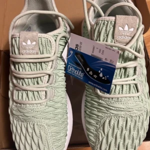 Skor dam - Nya sneakers i storlek 38.