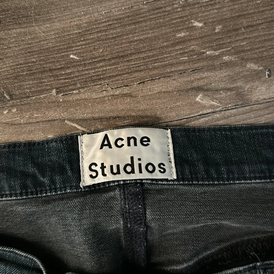 Mörkgråa acne jeans - 90