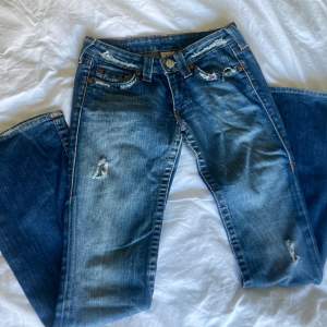 True religion jeans som tyvärr är för små på mig😵‍💫 Slitningen där bak går inte hela vägen genom utan det finns ett lager under, annars inga defekter