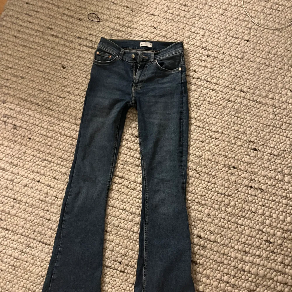 Säljer dessa lågmidjade bootcut jeans från Gina, det inte kommer till användning längre men passar bra. Längden är bra då jag är 160 cm. Jeansen är i fint skick.. Jeans & Byxor.