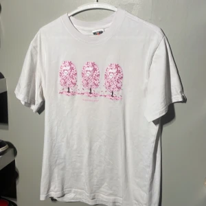 Bape T-shirt  - Säljer en sjuuuk bape tshirt. Det står storlek L men sitter som imellan L och M. Jättebra kvalite/skick. Sjuk print, både fram och bak. 