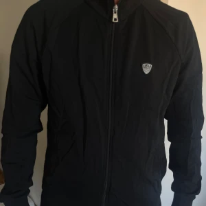 Svart Armani EA7 tröja - Svart Armani EA7 tröja med rygg tryck Storlek XL