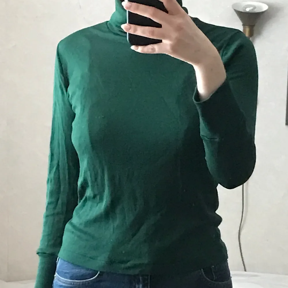 Fin turtleneck i tunnt tyg, vet inte storleken eller märket men är ungefär storlek M 💚💚. Tröjor & Koftor.