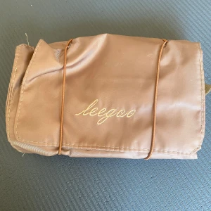 Helt ny makeup bag! Stor volym, tar lite plats - Makeup bag dom har sorterings fack. Man kan ta av och den är genomskinlig så man ser exakt vad man har i dom! Helt ny och tar lite plats. Lätt att hitta och ta med! 