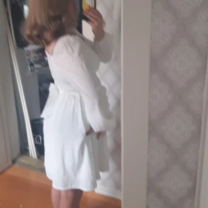 Klänning - Bra skick. Vit klänning köpt från Shein. Använd 1 gång. Hör av dig om du har några frågor eller vill ha fler bilder💘 Köpt för 189. Pris kan diskuteras.