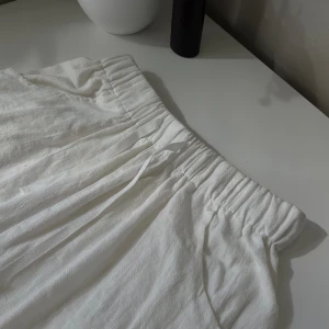 Vita linnebyxor - Vita linnebyxor. Storlek S-M. Ingen lapp. Använda en gång.