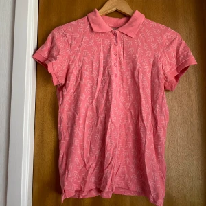 Tröja  - Använd fåtal gånger så väldigt fint skick 